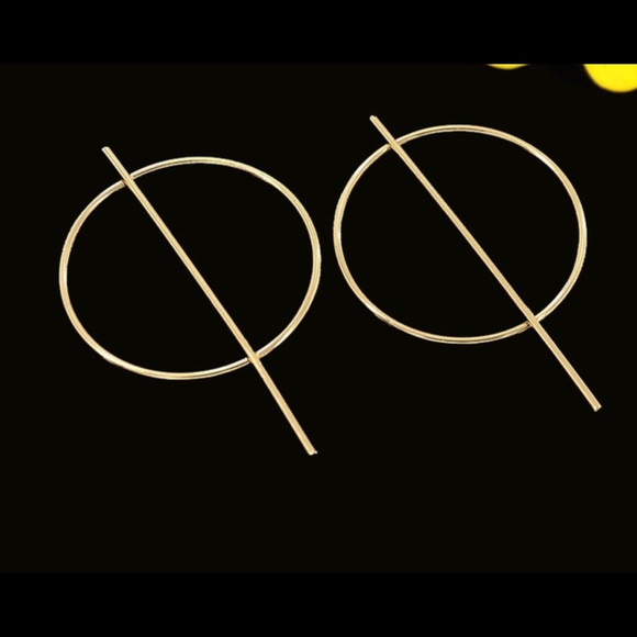 Exaggerated circle statement earrings - Picture 3 of 8